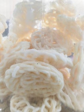 Kavanozdaki krakerlere yakından bak. Krakerler genellikle atıştırmalık ya da meze olarak yenir.