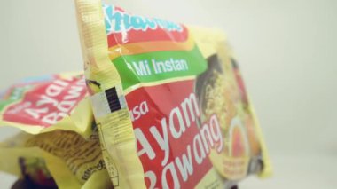 Bandung, Endonezya - 26 Nisan 2024; Endonezya, Indomie 'den anlık şehriye markası, beyaz arka planlı tavuk aromalı soğan çeşidi