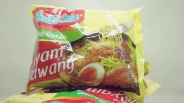Endonezya, Indomie 'den hazır şehriye, beyaz arka planlı tavuk aromalı soğan çeşidi.