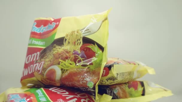 Instant Nudel Marke Aus Indonesien Indomie Hühnerzwiebel Aromatisierte Variante Mit — Stockvideo