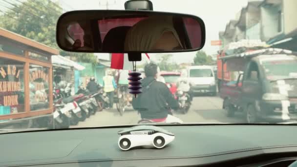 Bandung Ινδονησία Απριλίου 2024 Οδήγηση Αυτοκινήτου Μια Φωτεινή Ηλιόλουστη Μέρα — Αρχείο Βίντεο