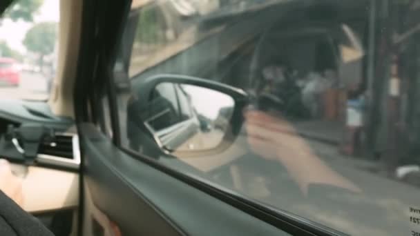 印度尼西亚万隆 2024年4月30日 在阳光灿烂的日子开车 忙于与行人和其他车辆司机等道路使用者打交道 — 图库视频影像