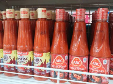 Bandung, Endonezya - 30 Nisan 2024; ABC ve Indofood markalarından sıralanmış kırmızı biber sosları süpermarket raflarında sergileniyor