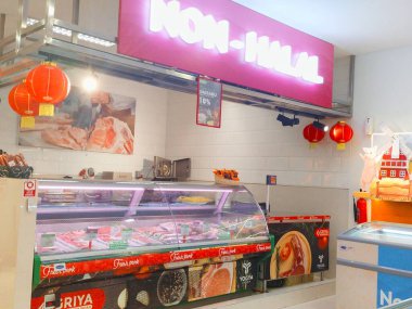 Bandung, Endonezya - 30 Nisan 2024; süpermarkette domuz eti satan bir tezgah