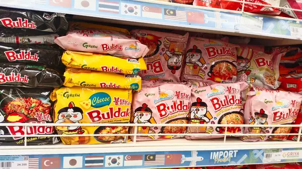 Bandung, Endonezya - 30 Nisan 2024; bir dizi Kore baharatlı ramen hazır şehriye ürünleri çeşitli aromalı ve ambalaj renklerinde, bir süpermarket rafında düzenlenmiş
