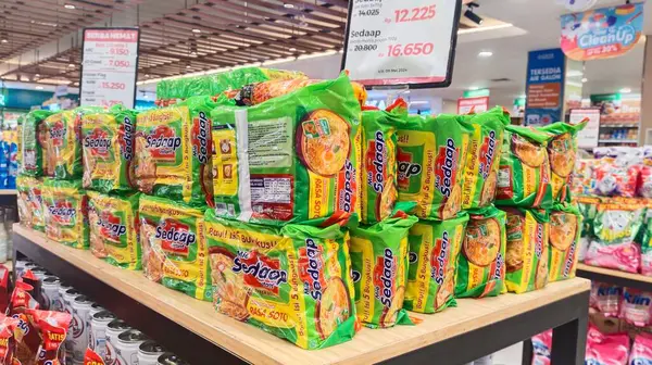 Bandung, Endonezya - 30 Nisan 2024; hazır erişte ambalajlama düzenleme Sedaap soto tat varyantları tanıtım fiyatları
