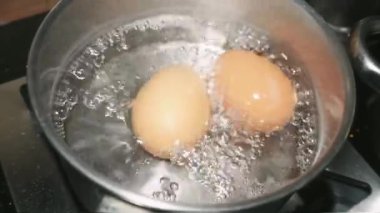 Kaynar suyla haşlanmış tavuk yumurtası.