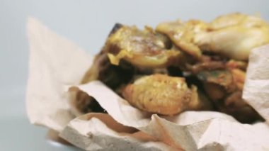 Ayam Ungkep Bumbu Kuning (sarı baharatlı tavuk) yemeye hazır, beyaz arka planda ev yapımı tarif