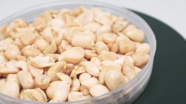 Savory Dibumbui Kacang Panggang Makanan Ringan Pada Latar Belakang Putih — Stok Video