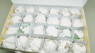 Mochi çeşitleri Pandan, Çikolata, Moca, Süt, Peynir gibi çeşitli renkler ve tatlar. Mochi, ince bir zemin olan yapışkan pirinçten yapılır ve sonra yuvarlak ve aromalı şekle dönüştürülür.