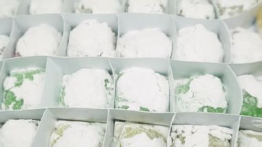 Mochi çeşitleri Pandan, Çikolata, Moca, Süt, Peynir gibi çeşitli renkler ve tatlar. Mochi, ince bir zemin olan yapışkan pirinçten yapılır ve sonra yuvarlak ve aromalı şekle dönüştürülür.