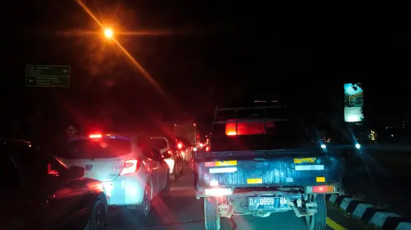 Bandung, Endonezya - 13 Mayıs 2024; sürücü koltuğundan manzara, gece araba sürmek. Trafik sıkışıktı, bir sürü araç kaynıyordu.