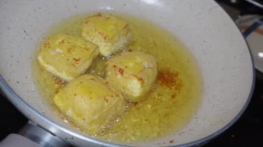 Tofuyu kızartarak soya peyniri pişirme işlemi neredeyse altın sarısı olana kadar sürer.