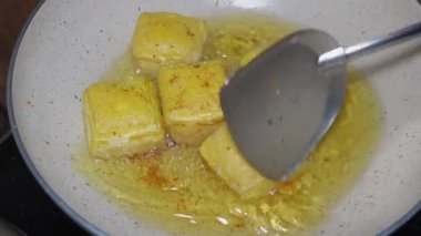 Tofuyu kızartarak soya peyniri pişirme işlemi neredeyse altın sarısı olana kadar sürer.