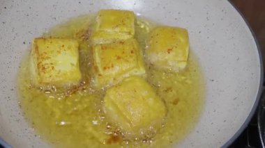 Tofuyu kızartarak soya peyniri pişirme işlemi neredeyse altın sarısı olana kadar sürer.