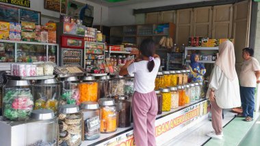 Cianjur, Endonezya - 8 Mayıs 2024; çeşitli tatlılar ve turşulu meyveler tipik bir Cianjur hediyelik eşya dükkanında büyük kavanozlarda satılır.