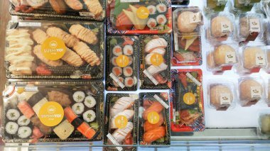 Bandung, Endonezya - 20 Mayıs 2024; Plastik kutularda paketlenmiş tipik Japon suşi ve mochi çeşitleri süpermarketlerde satılıyor