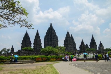 Yogyakarta, Endonezya - 18 Nisan 2019; Prambanan tapınağına bir sürü ziyaretçi geldi. Prambanan Tapınağı, Endonezya 'daki en büyük Hindu tapınağıdır.