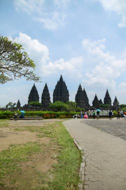 Prambanan Tapınağı sıcak bir günde, uzaktan görülebilir. Prambanan Tapınağı, Endonezya 'nın en büyük Hindu tapınağı ve Güneydoğu Asya' nın en büyük Hindu tapınaklarından biridir.