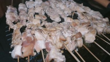 Ev yapımı Taichan tavuk satay pişirme işlemi çubuksuz ızgara tavasıyla ızgara ediliyor.