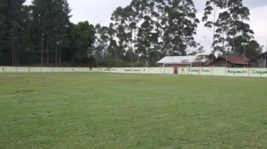 Bandung, Endonezya - 14 Ekim 2023; Amatör futbol takımları arasındaki dostluk maçı heyecanı