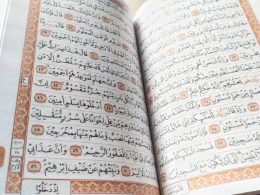 Kutsal El-Kur 'an, Surah Al-Ahzab, 73 ayet içeren 33. harf.