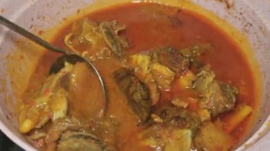 Bir tavada bir tabak köri, genellikle Kurban Bayramı ve Kurban Bayramı 'nda ana menü olarak kullanılan tipik bir Endonezya yemeği.