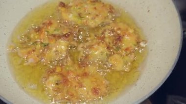 Altın kahverengiye kadar Bakwan Udang 'ı (karides bakwan) kızartma işlemi. Karides bakwanı, buğday unlu hamur, karides ve havuç ve lahana gibi çeşitli sebzelerden yapılır.