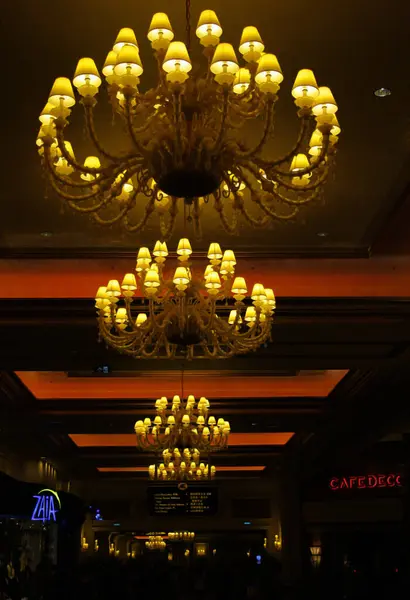 Macao, Çin - 31 Ağustos 2011; otel binasında büyük ve zarif kristal avizeler var. Karanlık bir odayı aydınlatan sarı ışıklar.