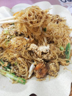 Üzerine karides, mürekkep balığı ve balık köftesi konmuş özel deniz ürünleri.