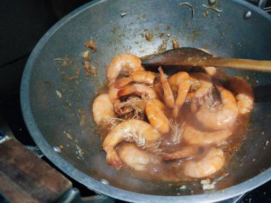 Az önce tavada pişmiş istiridye soslu ev yapımı karides.