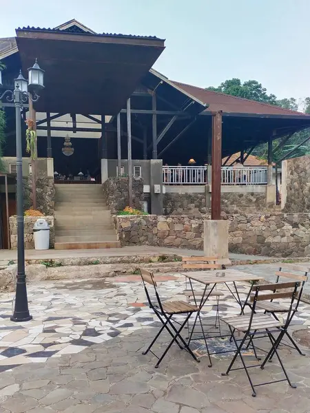 Binanın doğal taştan bir dış görünüşü var. Geniş ve konforlu. Toparlanıp içilmeye uygun.