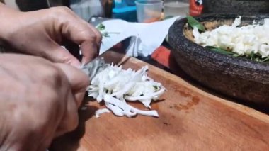 Lotek 'in yemek malzemelerinden biri olarak kesim tahtasının üzerinde lahana doğramak. Lotek, fıstık soslu (Endonezya) sebzelerden yapılan bir salatadır.