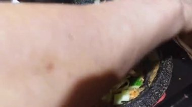 Tipik bir Batı Cava yemeği. Ev yapımı Lotek, taş bir havanda servis ediliyor. Lotek, fıstık soslu (Endonezya) sebzelerden yapılan bir salatadır.