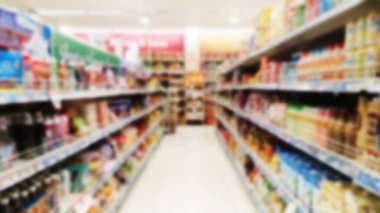 Süpermarketteki çerez, bisküvi, fındık ve diğer atıştırmalıkların bulanık görüntüsü