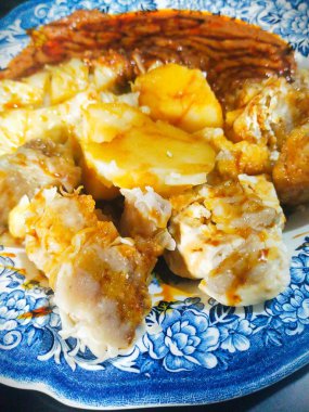 Bir tabak Baso Tahu (tofu köftesi), buğulanmış hamur köftesi, patates, tofu, lahana ve fıstık soslu ve soya soslu kavundan oluşan bir sokak yemeği.