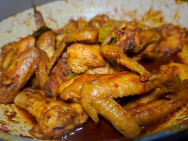 Izgara tavuk baharatıyla pişirilmiş tavuk kanadı, ev yapımı yemek tarifi.