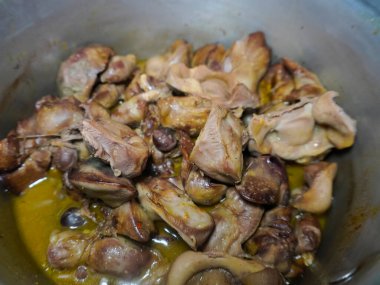 Yarı pişmiş tavuk ciğeri ve bir tavada taşlık. Pişirme hazırlığı için.