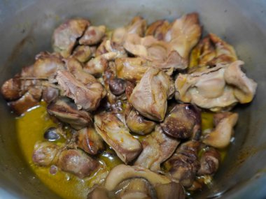 Yarı pişmiş tavuk ciğeri ve bir tavada taşlık. Pişirme hazırlığı için.