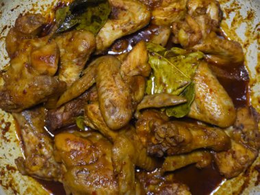 Izgara tavuk baharatıyla pişirilmiş tavuk kanadı, ev yapımı yemek tarifi.