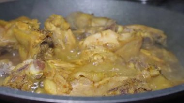 Tavuğu sarı baharatlarla kaplama süreci. Bu işlem, baharatlarla kaplanmış tavuğu, baharatlar emilsin diye bırakır, böylece kızardığında tadı lezzetlidir.