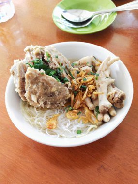 Vermicelli ile karıştırılmış bir kase köfte, büyük et tendon köftesi, tavuk ayağı ve kaosin sebzesi.