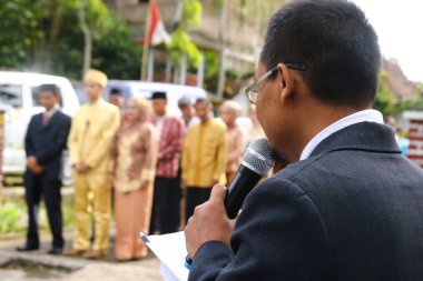 Bandung, Endonezya - 24 Aralık 2016; Sundanlı geleneksel düğün MC damadın ailesinin resepsiyonuna öncülük etti