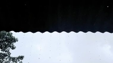 Yağmur yağdığında çatıdan düşen su damlacıkları