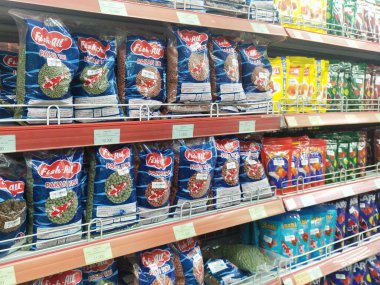 Bandung, Endonezya - 1 Ağustos 2024; çeşitli markalar ve varyantların süslemeli balık stokları, süpermarket raflarında düzenlenmiştir