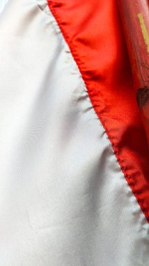 Kırmızı ve beyaz Endonezya bayrağının bir bambu bayrak direğine bağlanmış yakın çekimi
