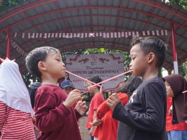 Bandung, Endonezya - 17 Ağustos 2024; Endonezya 'nın bağımsızlık gününü kutlamak amacıyla, çocuk katılımcılar için 