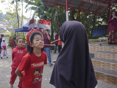 Bandung, Endonezya - 17 Ağustos 2024; Endonezya 'nın bağımsızlık gününü kutlamak amacıyla, çocuk katılımcılar için 