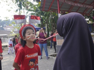 Bandung, Endonezya - 17 Ağustos 2024; Endonezya 'nın bağımsızlık gününü kutlamak amacıyla, çocuk katılımcılar için 