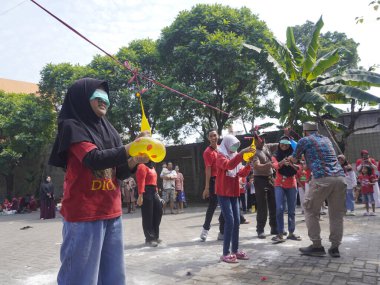 Bandung, Endonezya - 17 Ağustos 2024; Endonezya 'nın bağımsızlık gününü kutlamak amacıyla çocuk katılımcılar için 